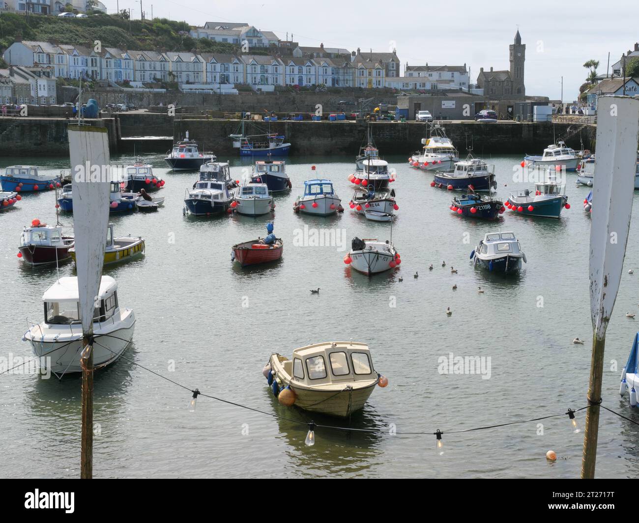 Bateaux de pêche colorés couchés côte à côte dans le port de Porthleven en Cornouailles en Angleterre Banque D'Images