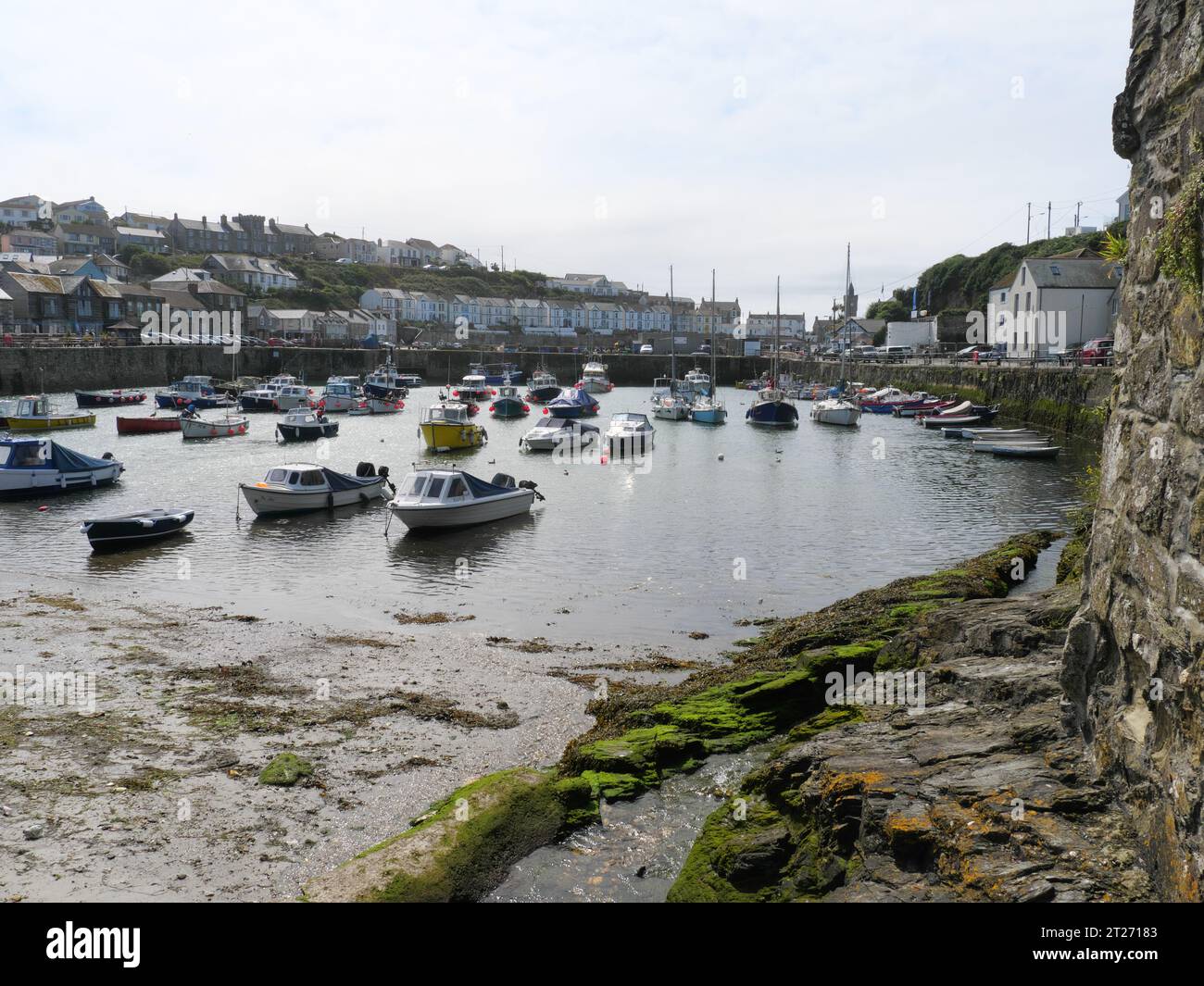 Bateaux de pêche colorés couchés côte à côte dans le port de Porthleven en Cornouailles en Angleterre Banque D'Images