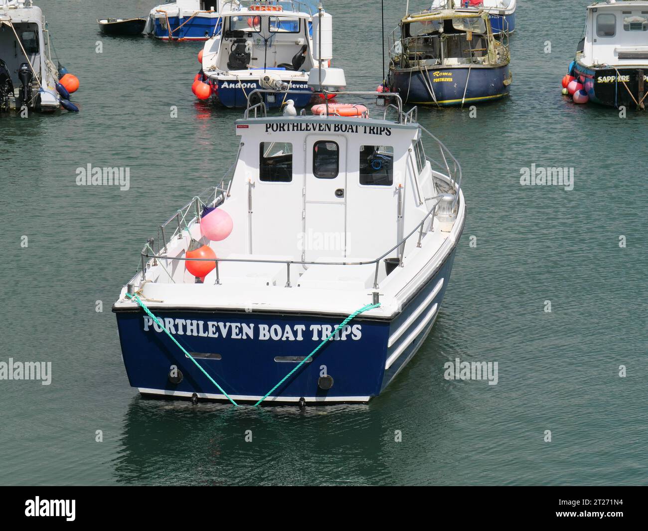 Bateaux de pêche colorés couchés côte à côte dans le port de Porthleven en Cornouailles en Angleterre Banque D'Images