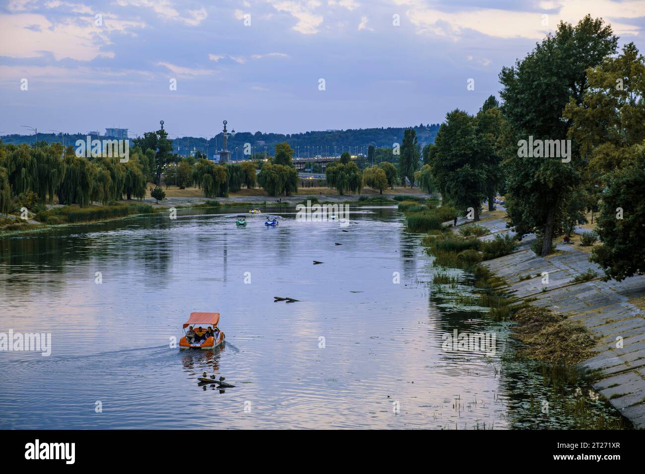 Une vue aérienne du canal de la rivière Dniepr Rusanivka parc public dans la ville de Kiev, Ukraine Banque D'Images