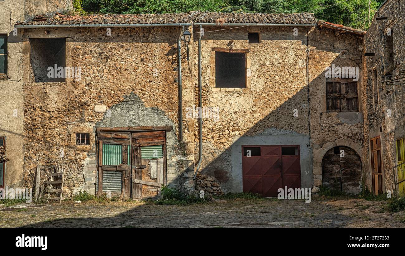 Rues, ruelles, marches et façades de maisons en pierre dans la petite ville médiévale de Gagliano Aterno.Gagliano Aterno, province de l'Aquila, Abruzzes, Italie Banque D'Images