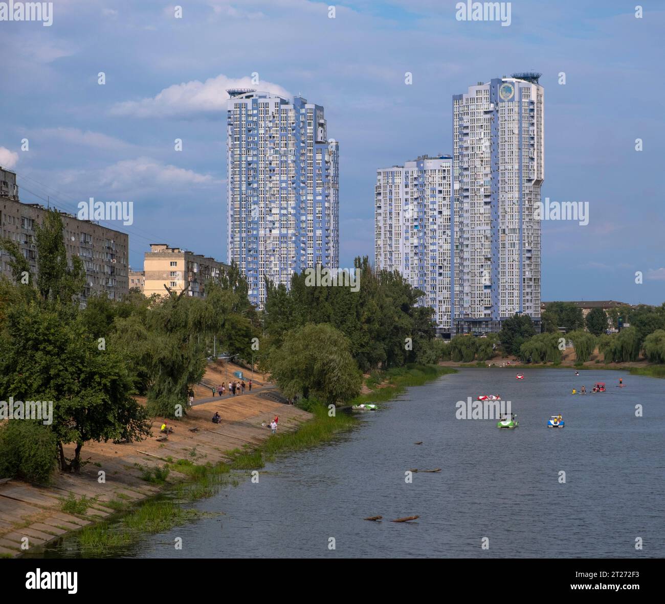 Une vue aérienne de bateaux sur le canal du Dniepr dans le parc public Rusanivka à Kiev, Ukraine Banque D'Images