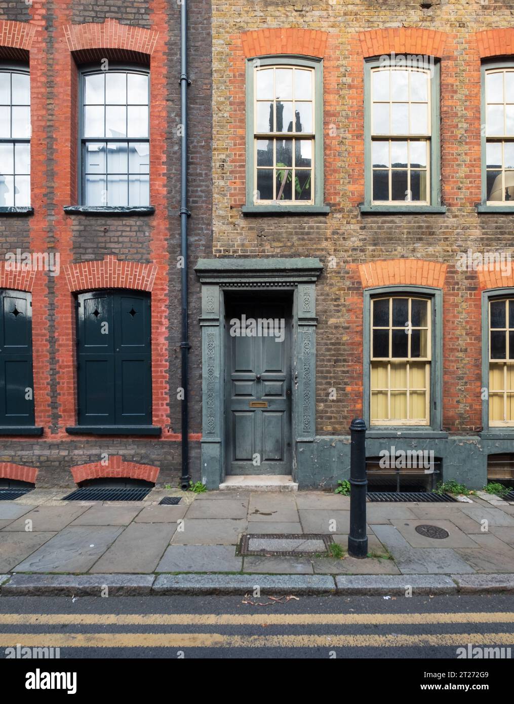 Maisons de ville huguenot historiques de caractère et colorées sur Fournier Street à Spitalfields, East London, Royaume-Uni. Banque D'Images