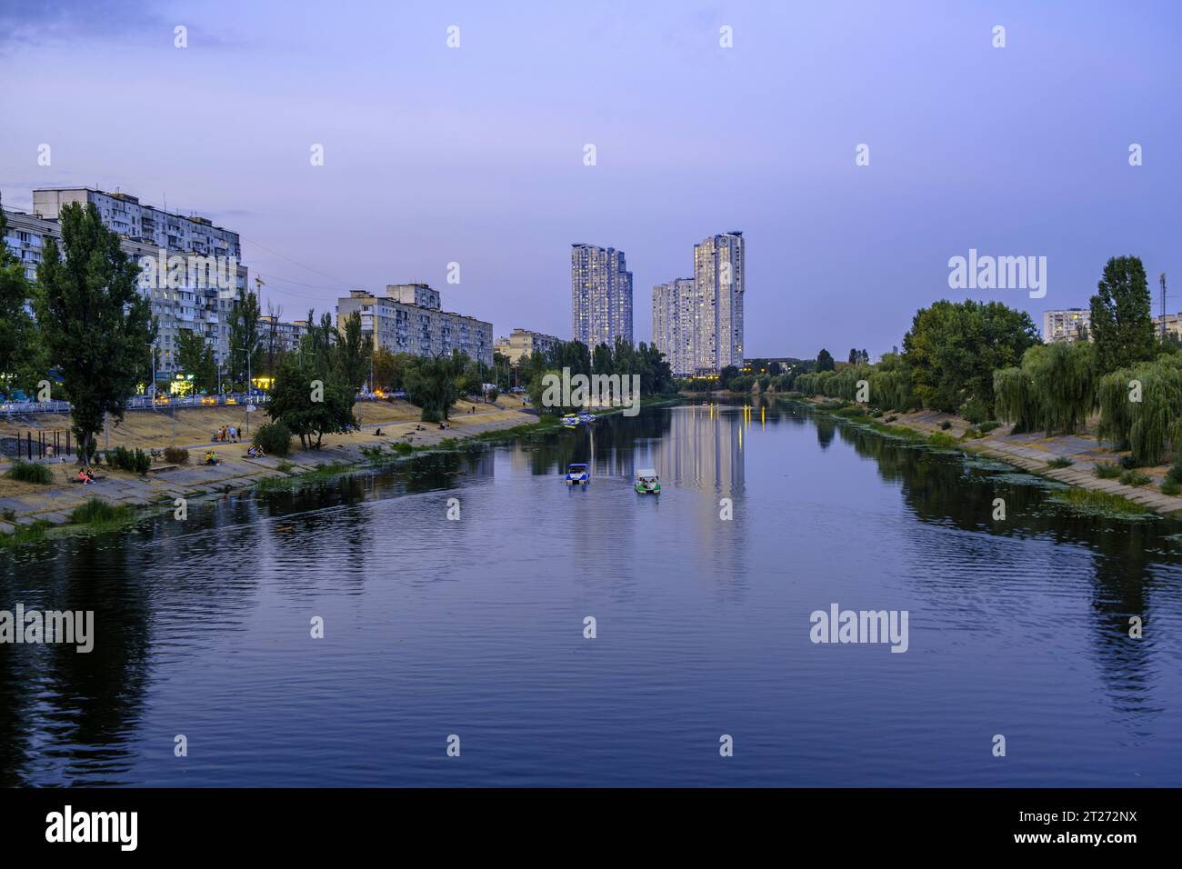 Une vue aérienne de bateaux sur le canal du Dniepr dans le parc public Rusanivka à Kiev, Ukraine Banque D'Images