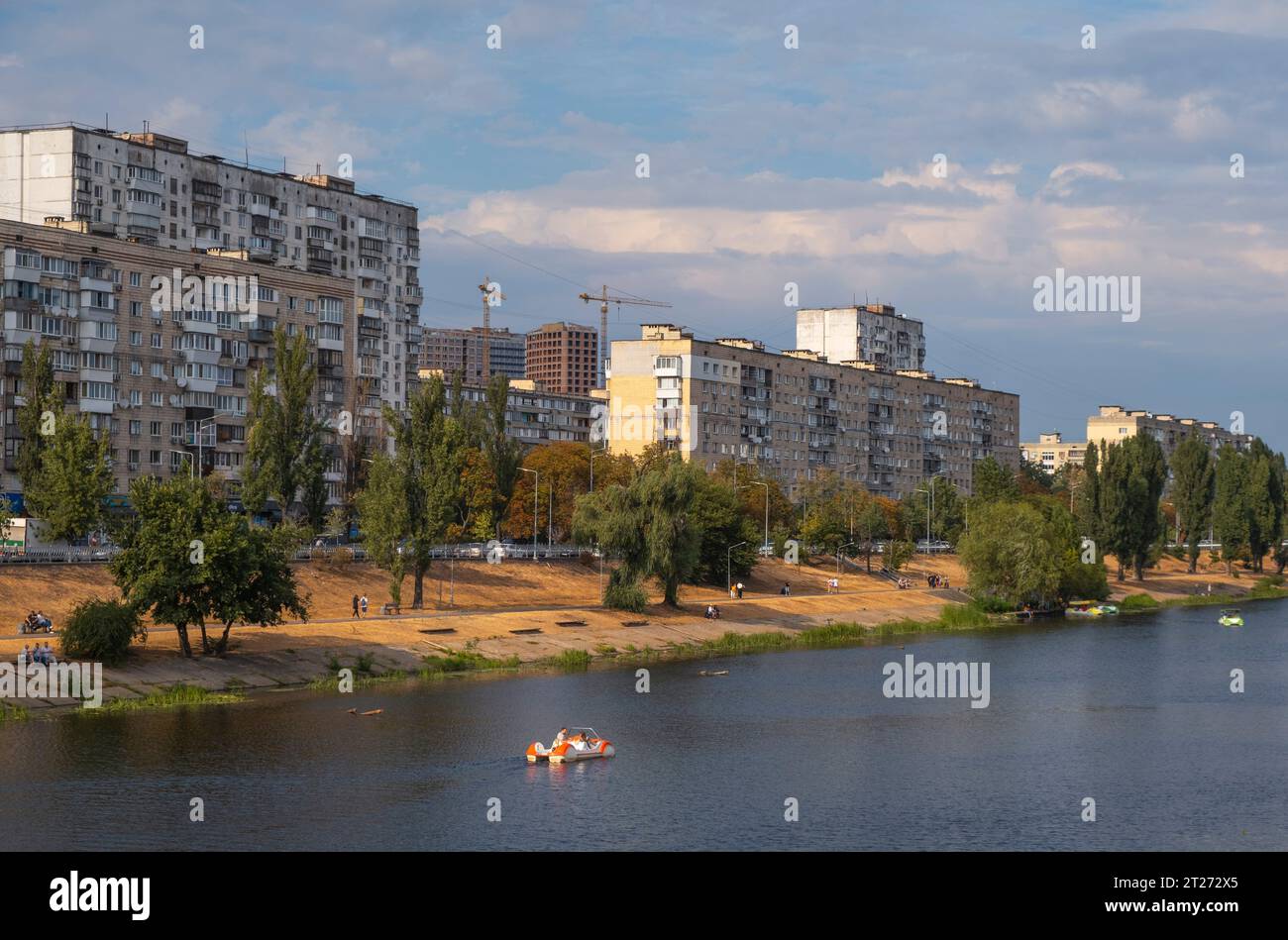 Une vue aérienne de bateaux sur le canal du Dniepr dans le parc public Rusanivka à Kiev, Ukraine Banque D'Images