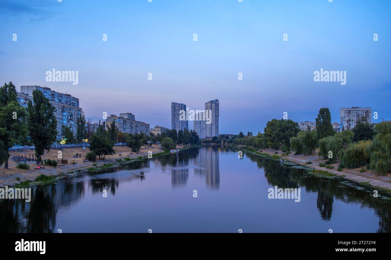 Une vue aérienne du canal de la rivière Dniepr Rusanivka parc public dans la ville de Kiev, Ukraine Banque D'Images