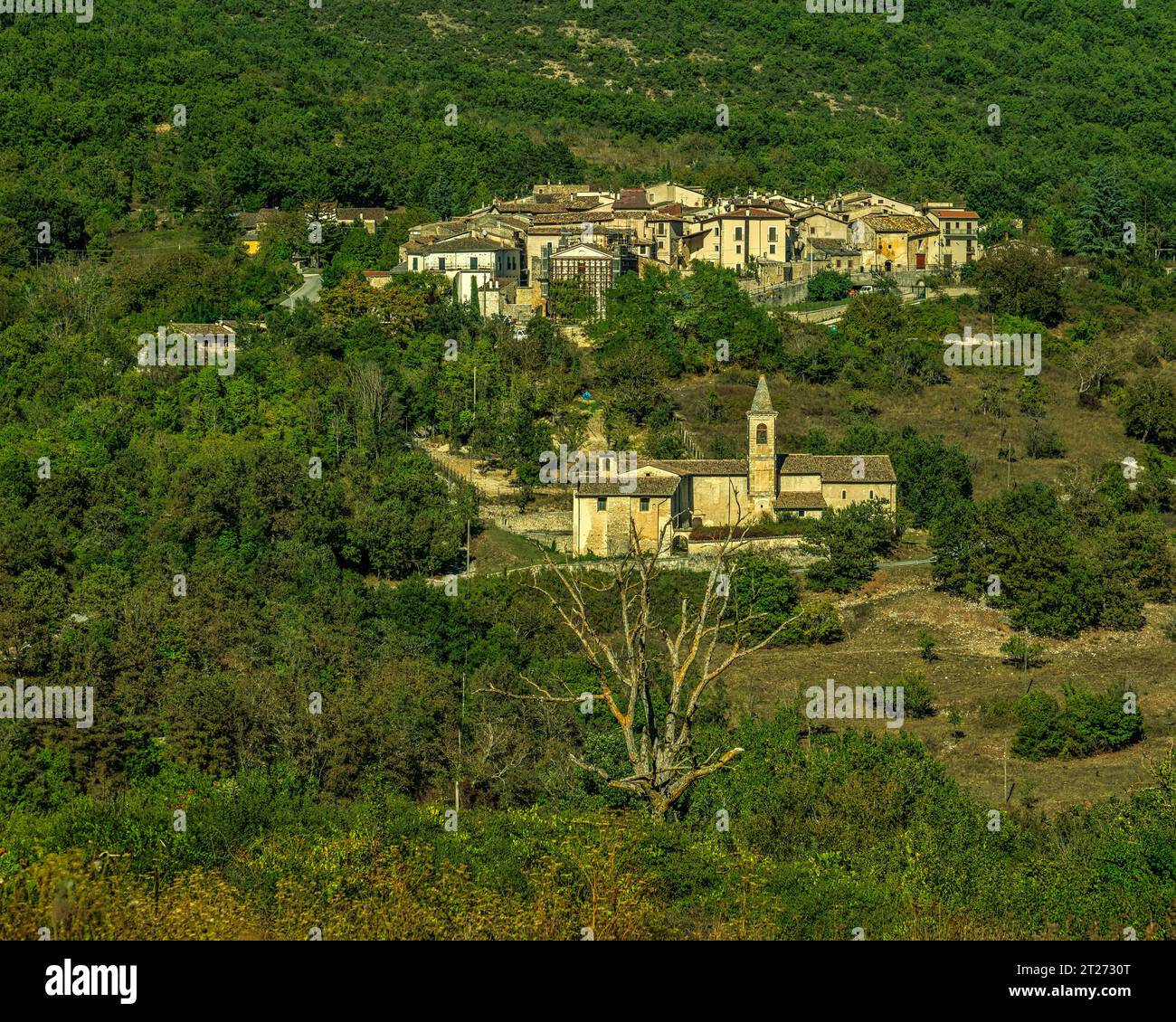 Collégiale de Santa Maria dell'Assunta, située juste à l'extérieur du petit village de montagne de Santa Maria del Ponte. Tione degli Abruzzi, Abruzzes Banque D'Images