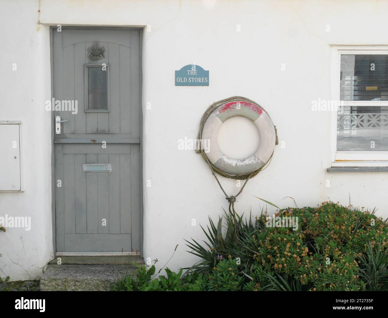 Entrée de maison avec un anneau de vie et signe dans une maison de vacances à Porthleven en Cornouailles en Angleterre Banque D'Images