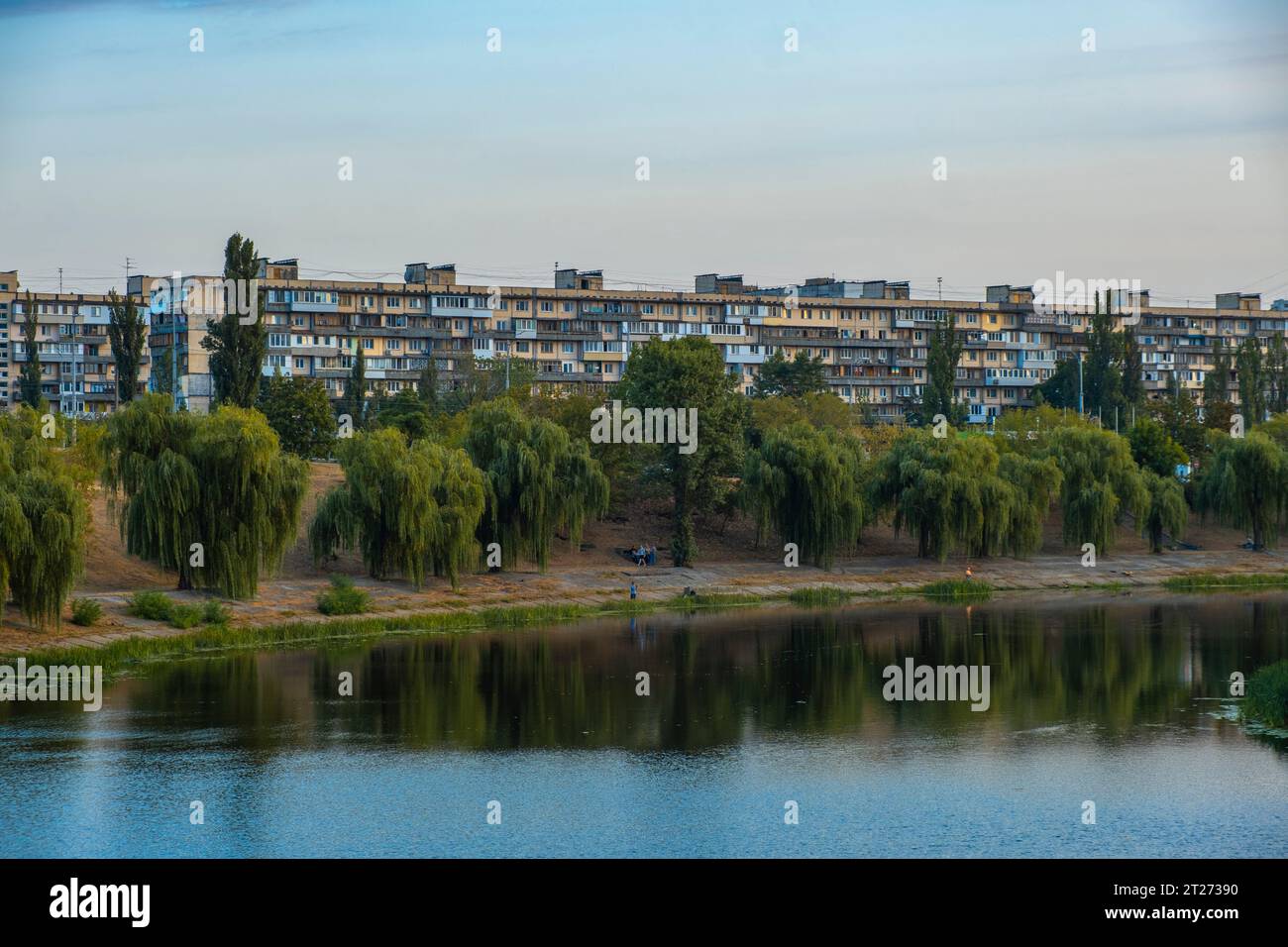 Une vue aérienne du canal de la rivière Dniepr Rusanivka parc public dans la ville de Kiev, Ukraine Banque D'Images