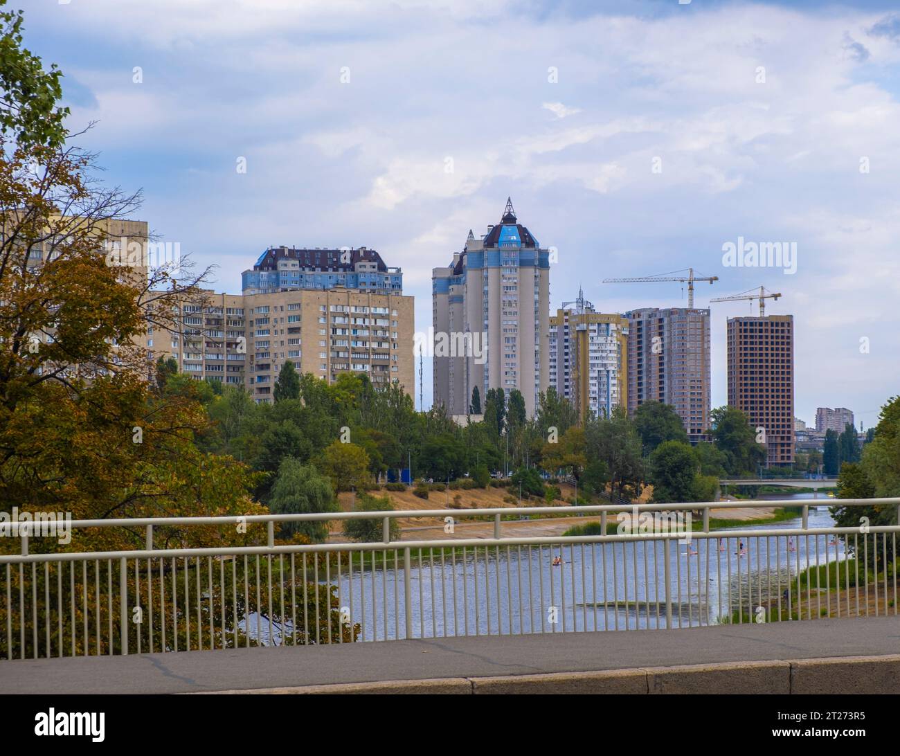 Une vue panoramique du canal de la rivière Dniepr Rusanivka parc public dans la ville de Kiev, Ukraine Banque D'Images