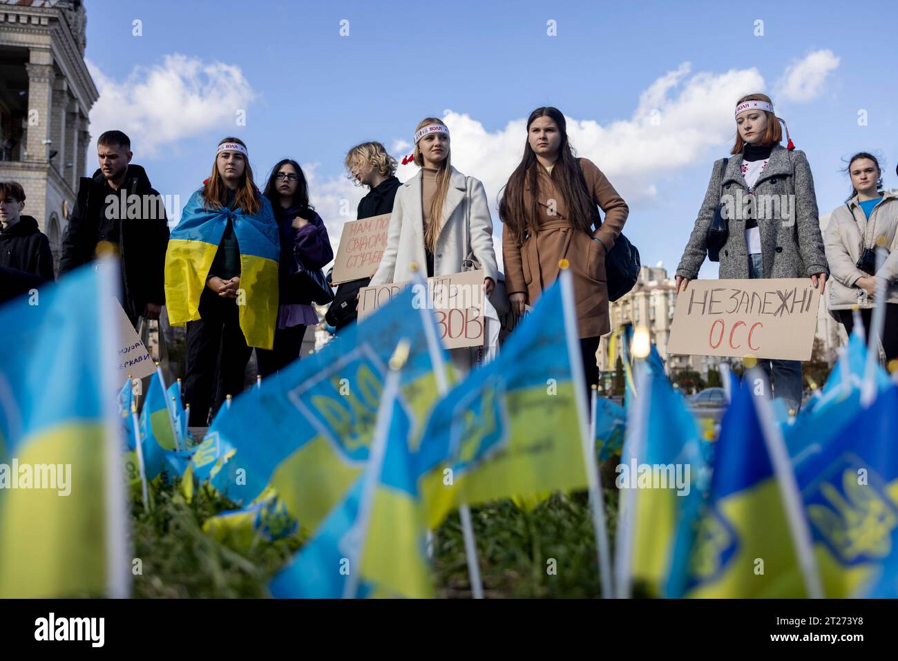 Des leaders étudiants sont vus tenant leurs pancartes et rendant hommage au mémorial de fortune aux soldats tombés au combat après la manifestation. Un groupe de dirigeants d’étudiants de tout le pays se réunissent sur la place indépendante de Kiev pour marquer l’anniversaire de la Révolution du granit, une campagne de protestation menée par des étudiants qui a eu lieu principalement à Kiev et en Ukraine occidentale en octobre 1990. la révolution sur le granit est considérée comme la première manifestation politique majeure de l'Ukraine centrée sur la place indépendante. Les étudiants rendirent plus tard leurs hommages aux soldats tombés au mémorial de fortune près de Banque D'Images