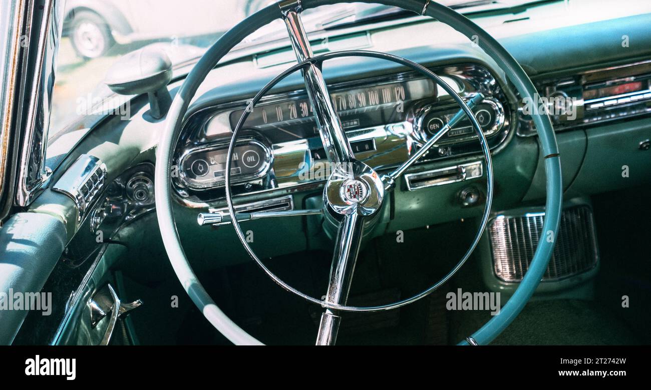 Séville, Espagne - 12 avril 2023: Dans l'ancienne voiture de luxe rétro Cadillac Eldorado des États-Unis volant avec colonne de transmission automatique Banque D'Images