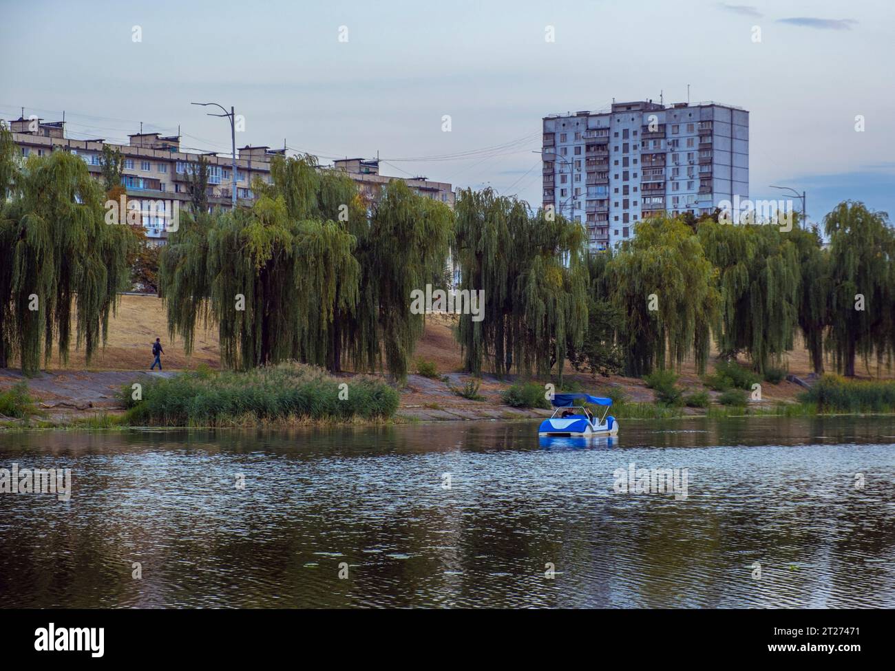 Une vue panoramique du canal de la rivière Dniepr Rusanivka parc public dans la ville de Kiev, Ukraine Banque D'Images