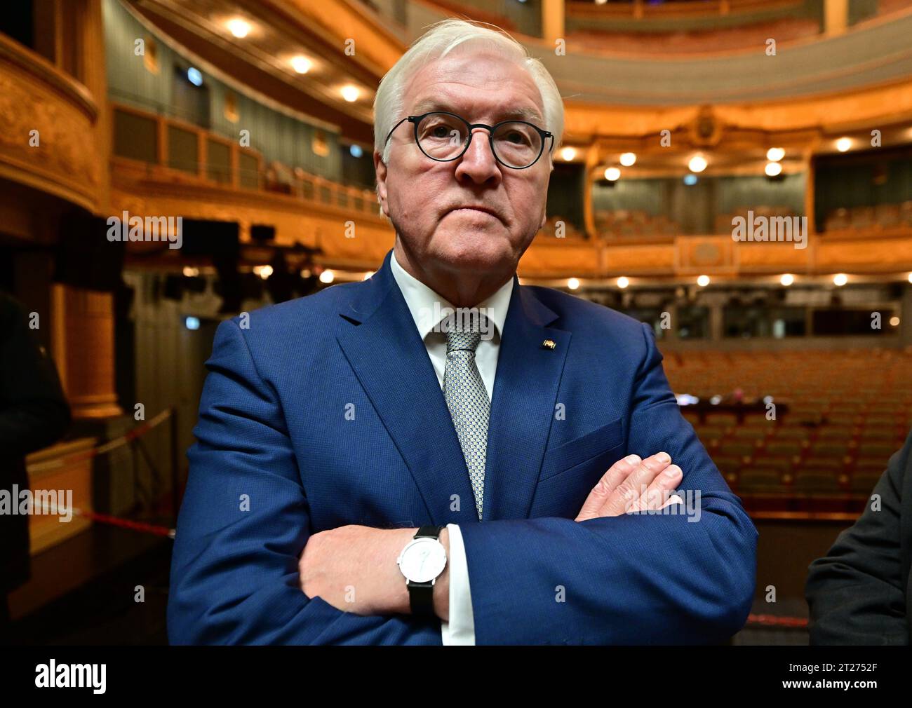 Meiningen, Allemagne. 17 octobre 2023. Le président fédéral Frank-Walter Steinmeier visite la scène et l'auditorium du Théâtre d'État de Meiningen. Steinmeier a déménagé sa résidence officielle à Meiningen pendant trois jours dans le cadre de « l'heure locale en Allemagne ». Les arrêts en dehors de Berlin sont destinés à engager une conversation avec les citoyens sur les défis, les souhaits et les préoccupations actuels. Crédit : Martin Schutt/dpa/Alamy Live News Banque D'Images