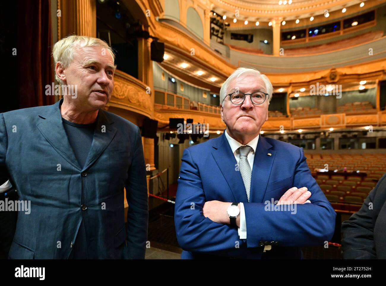Meiningen, Allemagne. 17 octobre 2023. Le président fédéral Frank-Walter Steinmeier (à droite) inspecte la scène et l'auditorium du Théâtre d'État de Meiningen avec Jens Neundorff von Enzberg (à gauche), directeur artistique. Steinmeier a déménagé sa résidence officielle à Meiningen pendant trois jours dans le cadre de « l'heure locale en Allemagne ». Les arrêts en dehors de Berlin sont destinés à engager une conversation avec les citoyens sur les défis, les souhaits et les préoccupations actuels. Crédit : Martin Schutt/dpa/Alamy Live News Banque D'Images
