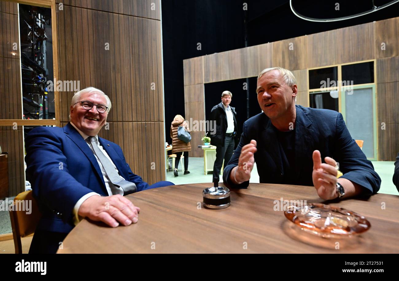 Meiningen, Allemagne. 17 octobre 2023. Le président fédéral Frank-Walter Steinmeier (l) inspecte la scène et l'auditorium du Théâtre d'État de Meiningen avec Jens Neundorff von Enzberg (r), directeur artistique. Steinmeier a déménagé sa résidence officielle à Meiningen pendant trois jours dans le cadre de « l'heure locale en Allemagne ». Les arrêts en dehors de Berlin sont conçus pour engager une conversation avec les citoyens sur les défis, les souhaits et les préoccupations actuels. Crédit : Martin Schutt/dpa/Alamy Live News Banque D'Images