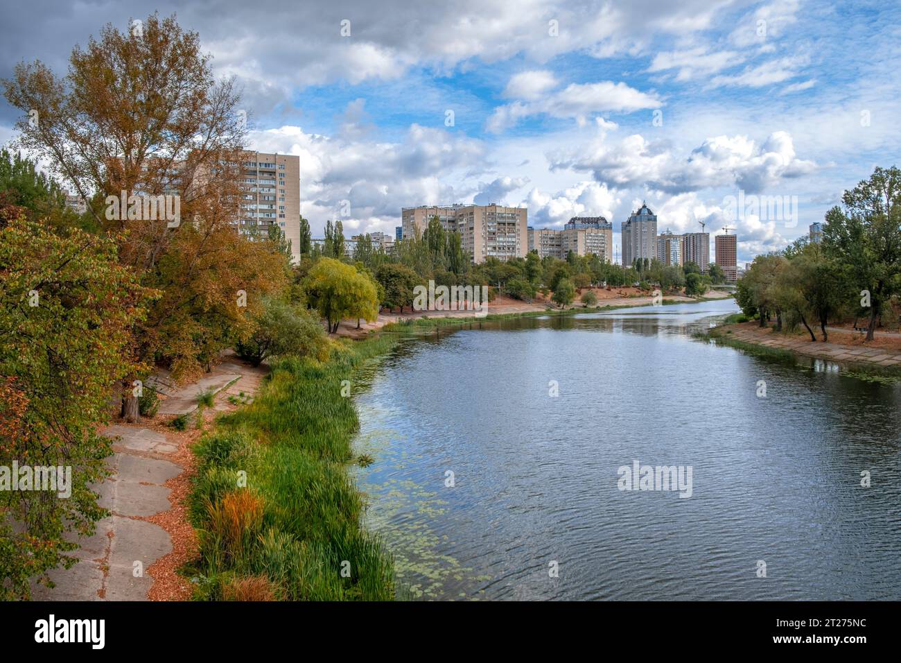 Une vue aérienne du canal de la rivière Dniepr Rusanivka parc public dans la ville de Kiev, Ukraine Banque D'Images