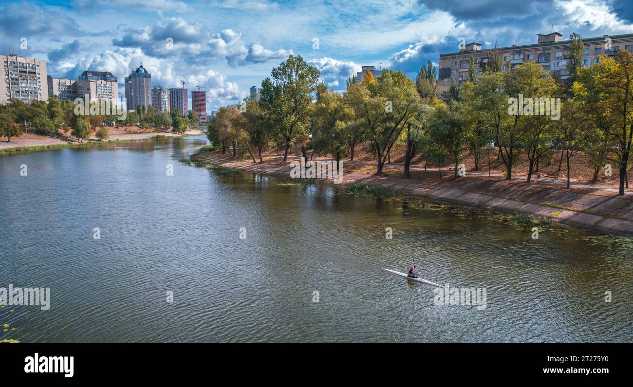 Une vue aérienne du canal de la rivière Dniepr Rusanivka parc public dans la ville de Kiev, Ukraine Banque D'Images