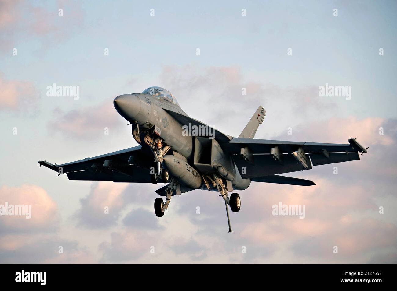 Mer Méditerranée, eaux internationales. 13 octobre 2023. Mer Méditerranée, eaux internationales. 13 octobre 2023. Un avion de chasse F/A-18F Super Hornet de l'US Navy, attaché au Blacklions of Strike Fighter Squadron 213, décolle du pont d'envol du porte-avions de classe Ford USS Gerald R. Ford opérant sur la mer Méditerranée, le 13 octobre 2023 au large des côtes d'Israël. Crédit : MC2 Jackson Adkins/États-Unis Navy photo/Alamy Live News Banque D'Images