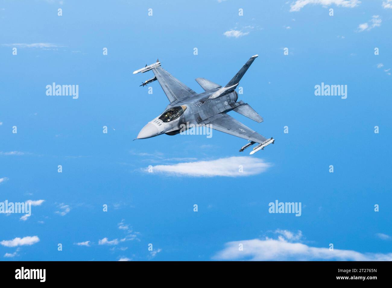 Homestead, États-Unis. 11 octobre 2023. Un avion de chasse F-16C Fighting Falcon de l'US Air Force affecté aux Makos de la 482nd Fighter Wing patrouille au-dessus de la côte de Floride, le 11 octobre 2023 au-dessus de Homestead, Floride, États-Unis. Crédit : A1C Zachary Foster/US Air Force/Alamy Live News Banque D'Images