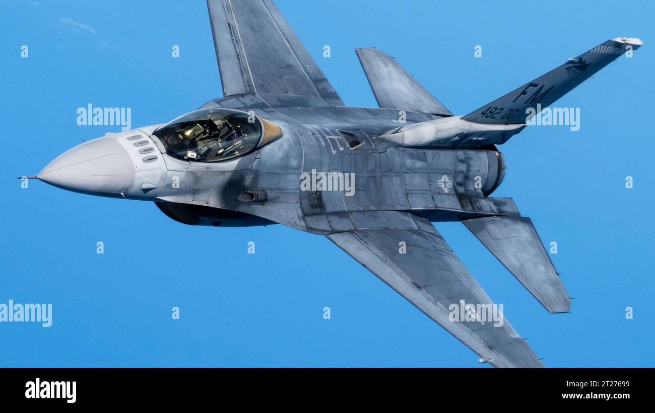 Homestead, États-Unis. 11 octobre 2023. Un avion de chasse F-16C Fighting Falcon de l'US Air Force affecté aux Makos de la 482nd Fighter Wing patrouille au-dessus de la côte de Floride, le 11 octobre 2023 au-dessus de Homestead, Floride, États-Unis. Crédit : A1C Zachary Foster/US Air Force/Alamy Live News Banque D'Images