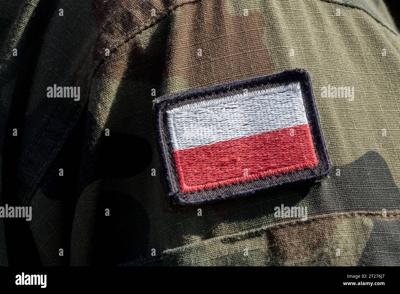 Drapeau patch polonais sur le bras du soldat. Uniforme militaire polonais. Troupes polonaises Banque D'Images