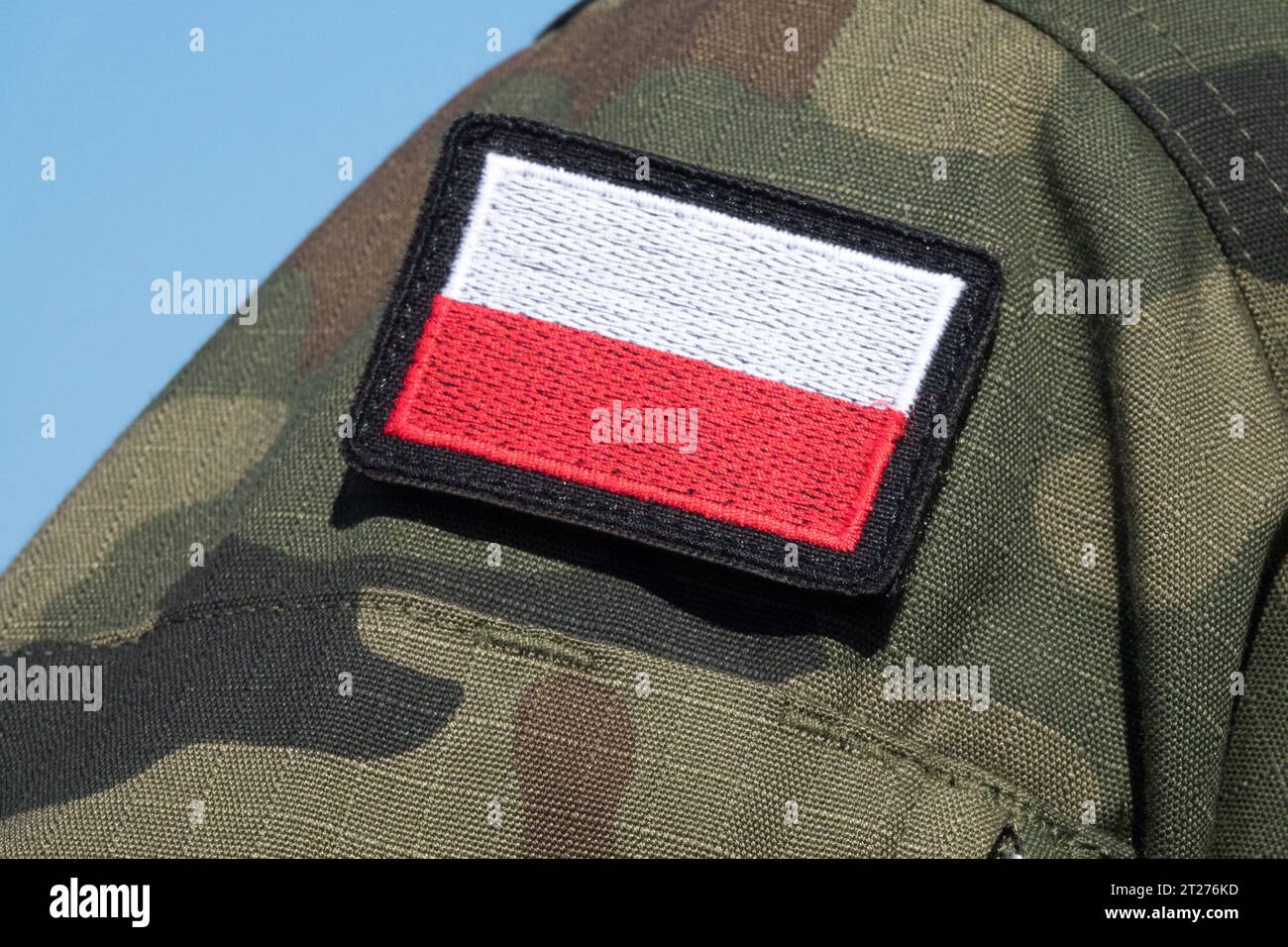 Drapeau patch polonais sur le bras du soldat. Uniforme militaire polonais. Troupes polonaises Banque D'Images