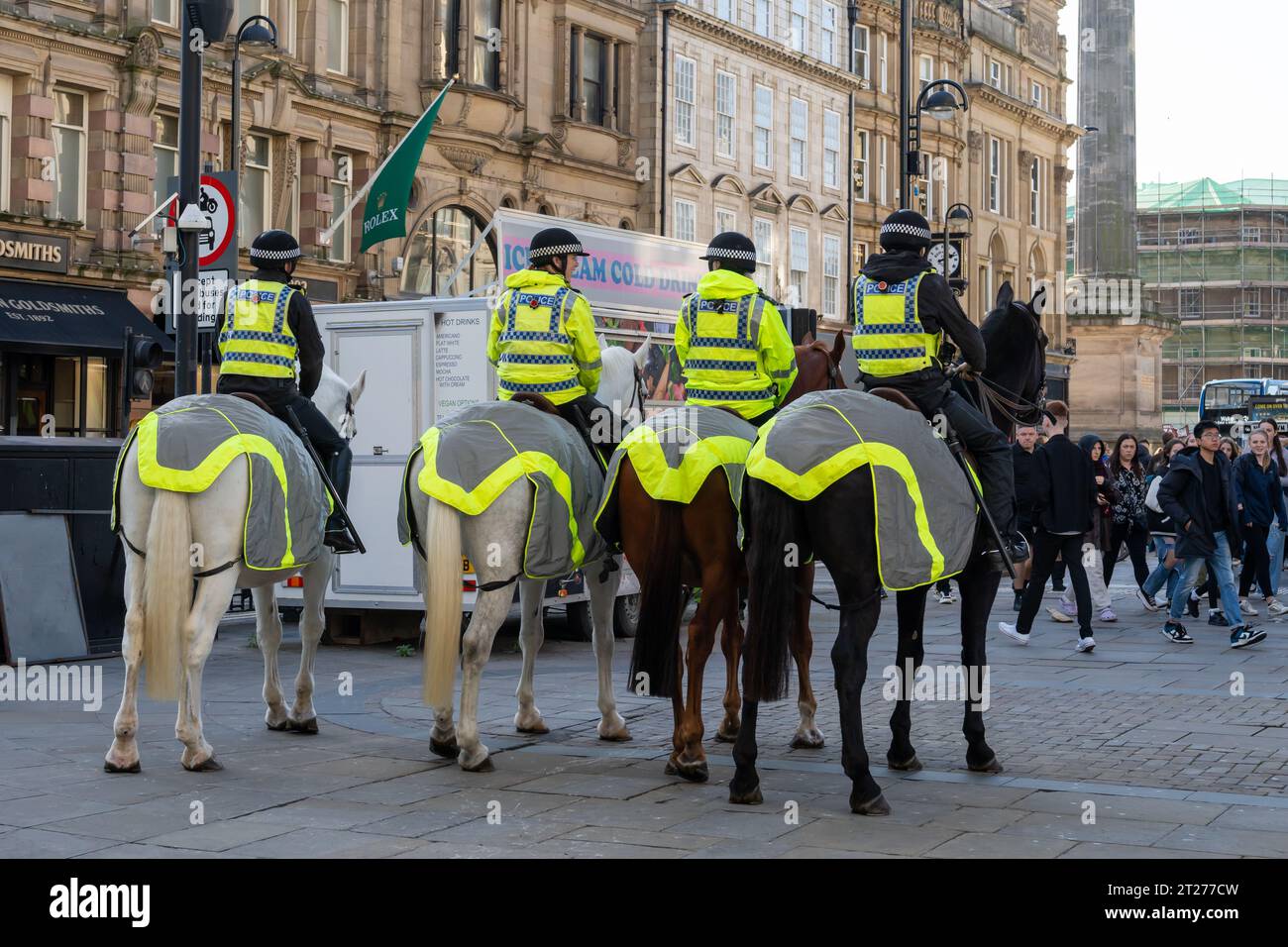 Police montée dans le centre-ville de Newcastle upon Tyne, Royaume-Uni Banque D'Images