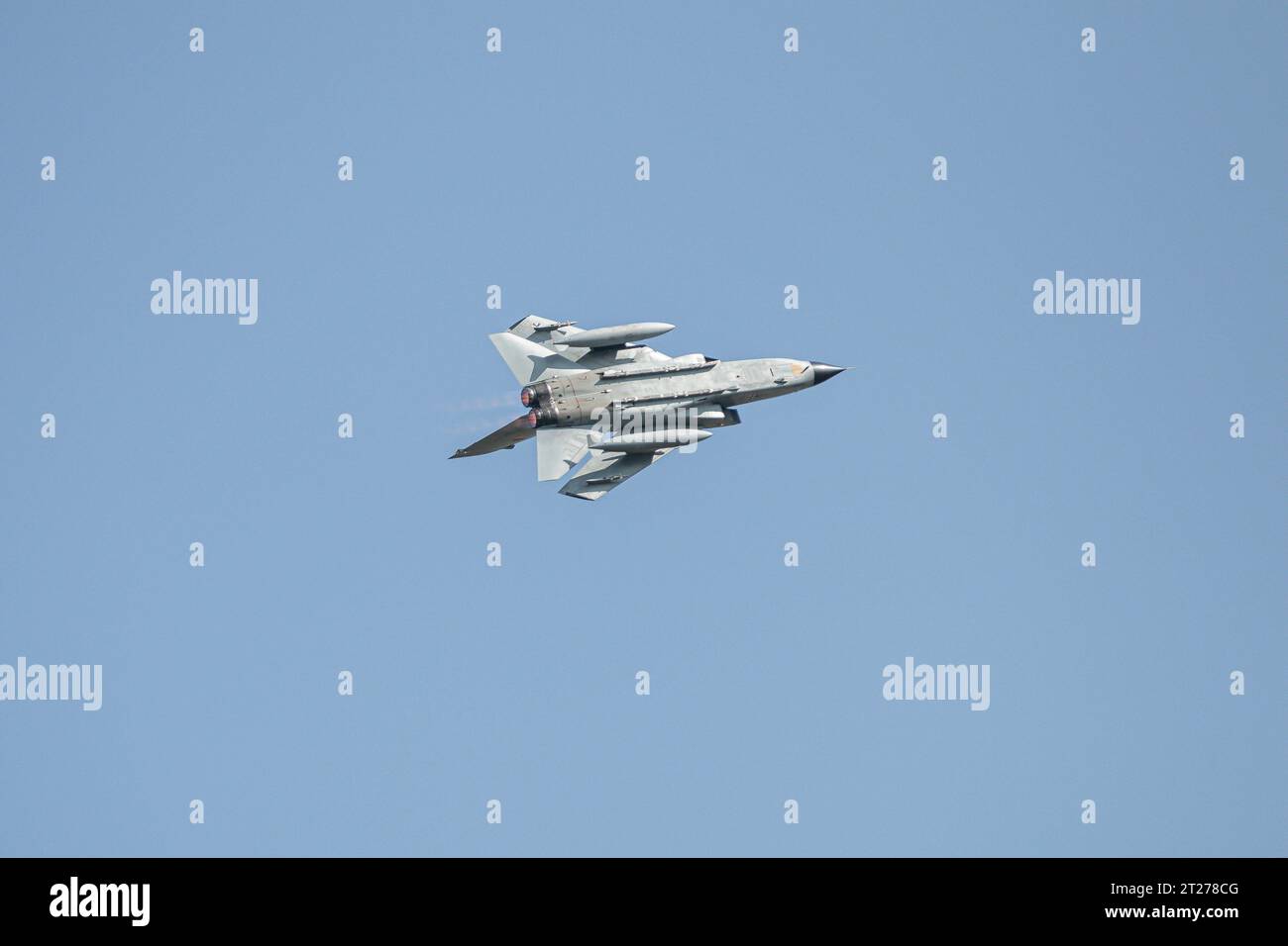 Avion de chasse Eurofighter EF-2000 Typhoon de l'armée de l'air allemande décollant pendant le Berlin, en Allemagne Banque D'Images