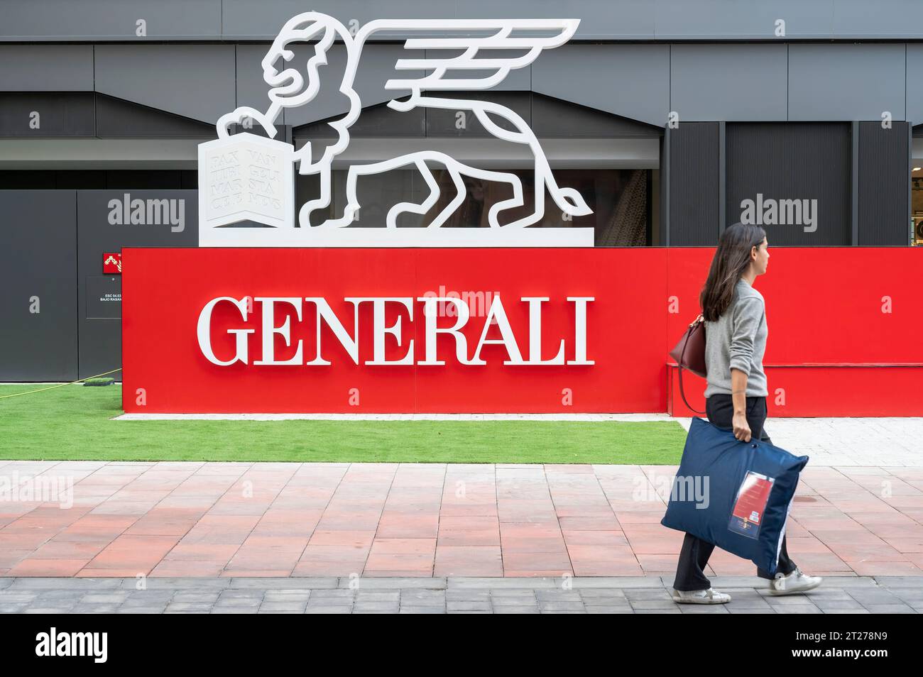 Madrid, Espagne. 16 octobre 2023. Une femme passe devant le bureau de la compagnie d'assurance italienne Generali et logo en Espagne. (Photo Xavi Lopez/SOPA Images/Sipa USA) crédit : SIPA USA/Alamy Live News Banque D'Images