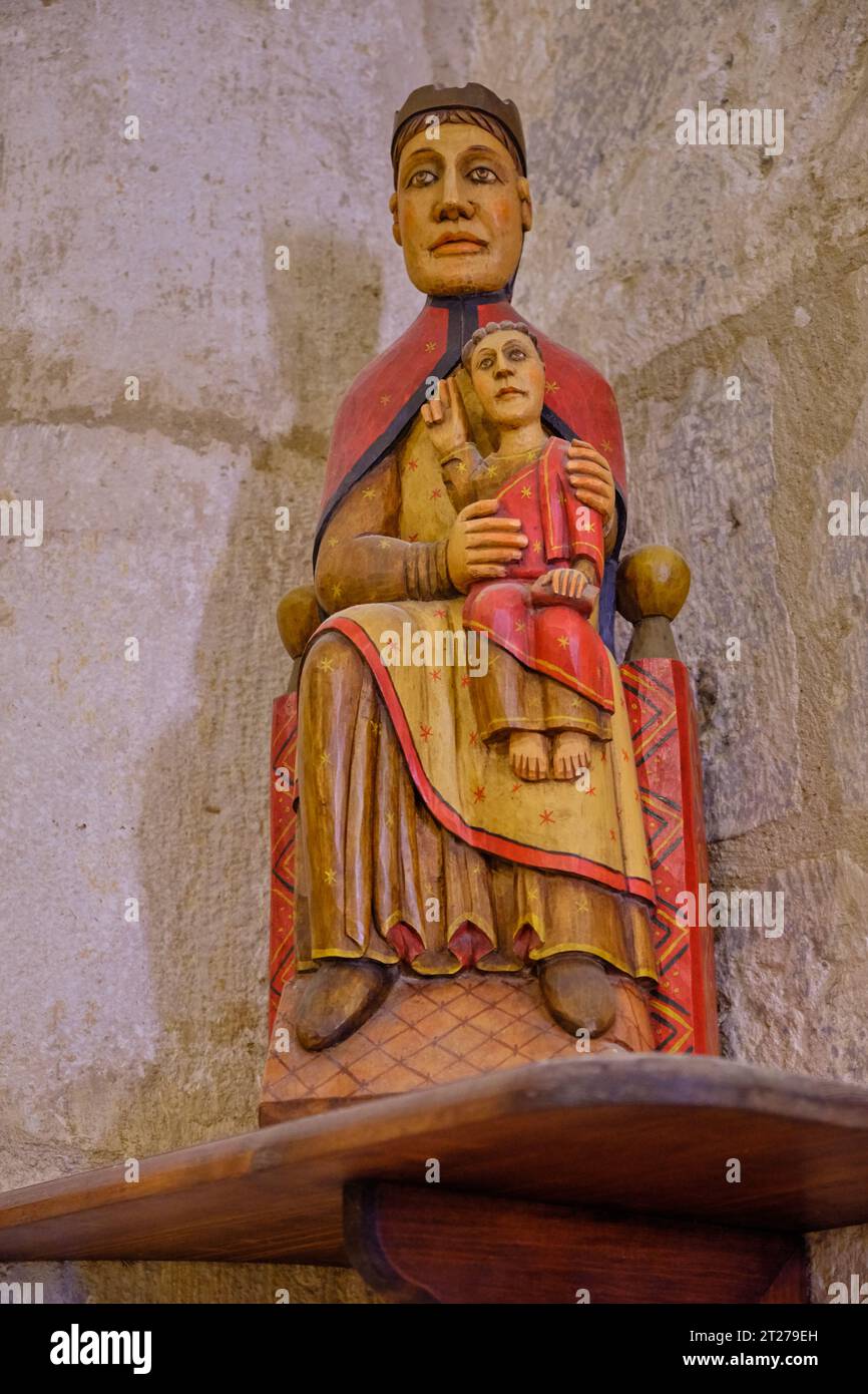 Statue en bois sculptée de Madone et d'enfant dans l'abbaye Saint-Gilles Banque D'Images