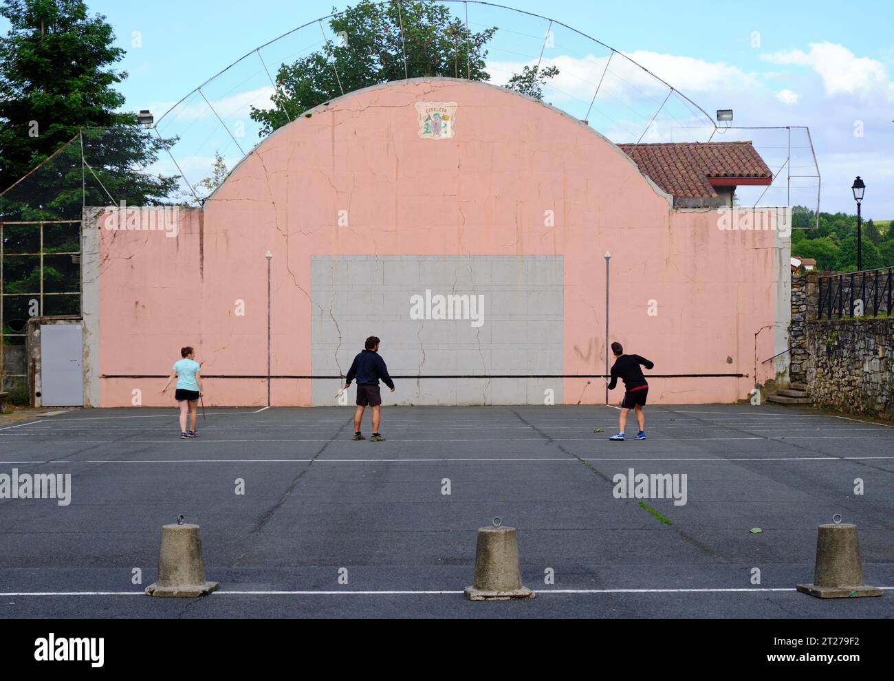 Les gens du coin à Espelette, pays basque français jouant un jeu de pelota amical Banque D'Images