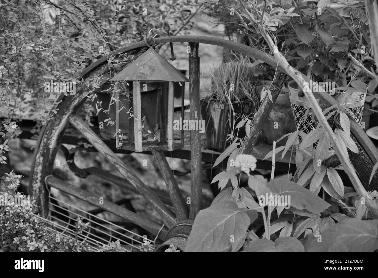 Une vieille roue en bois et une lanterne. Banque D'Images