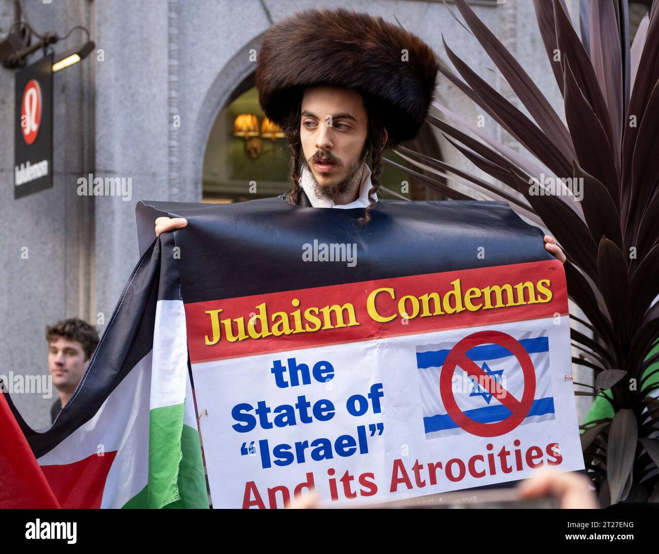 Manifestant juif orthodoxe avec une pancarte de protestation anti-sioniste lors de la marche pro-palestinienne dans le centre de Londres - 14/10/2023. Banque D'Images