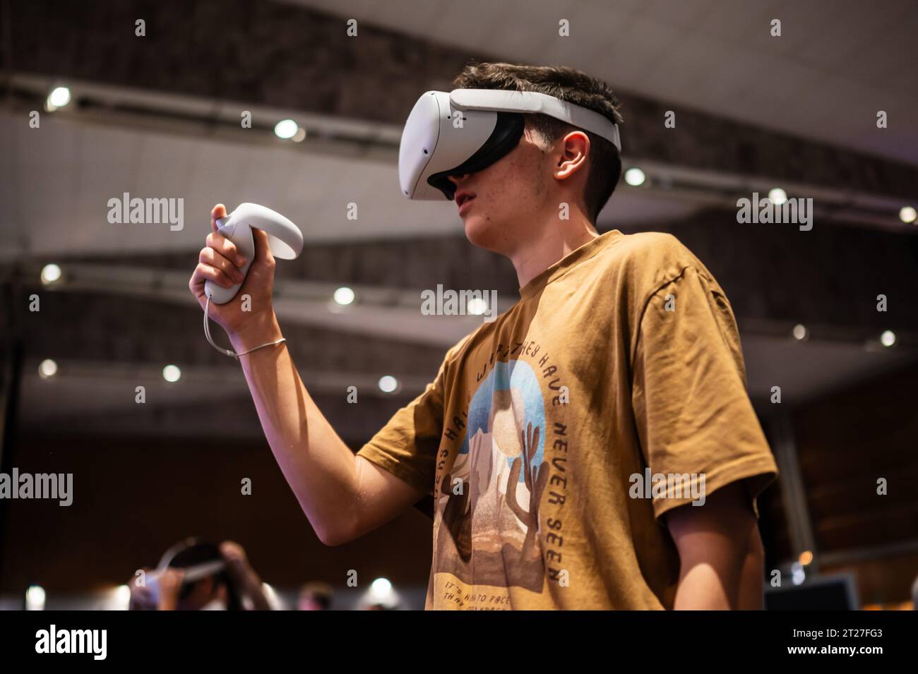 Adolescent jouant avec Meta Quest 2 casque VR tout-en-un pendant ZGamer, un festival de jeux vidéo, de divertissement numérique, de jeux de société et de YouTubers du Banque D'Images