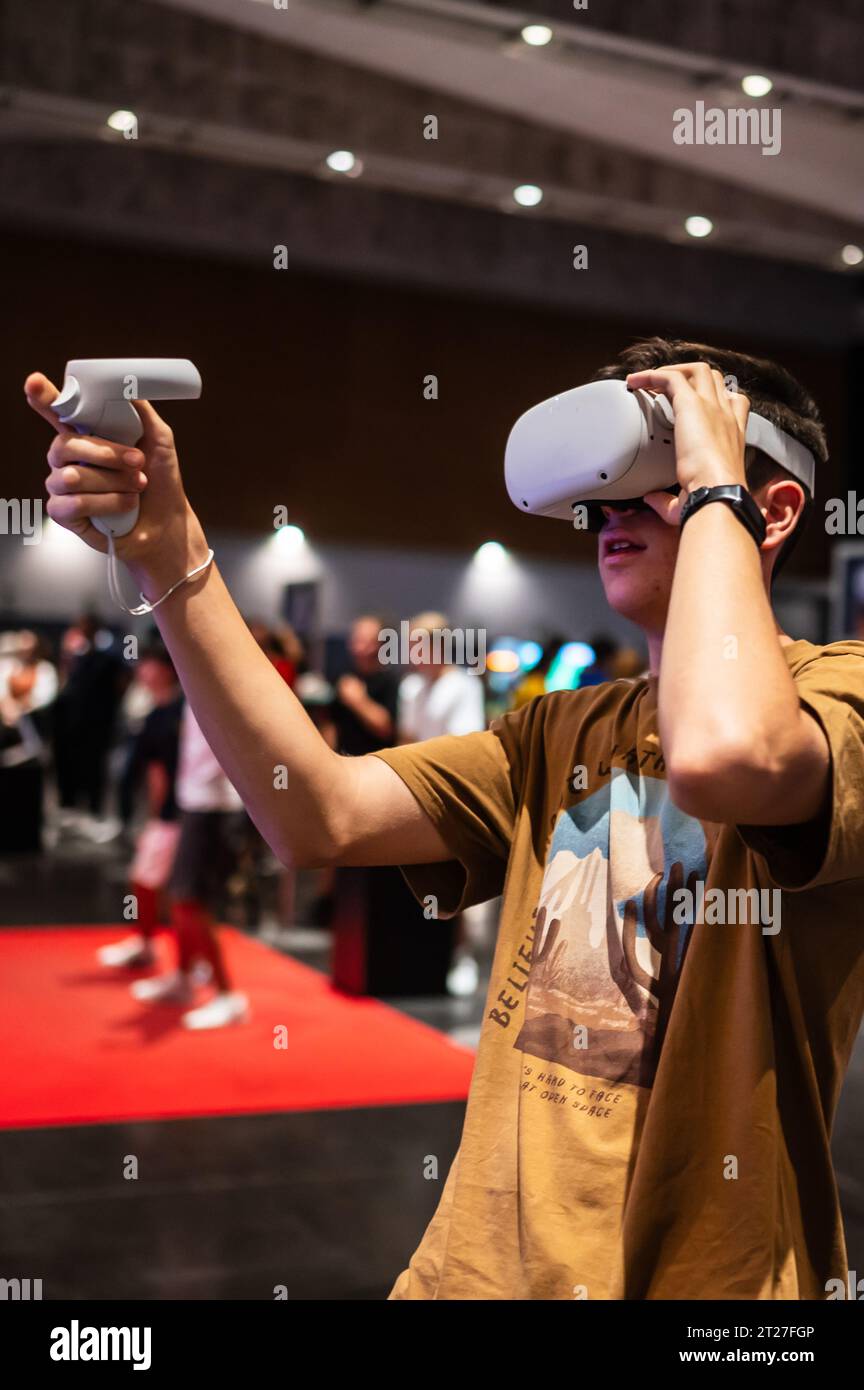 Adolescent jouant avec Meta Quest 2 casque VR tout-en-un pendant ZGamer, un festival de jeux vidéo, de divertissement numérique, de jeux de société et de YouTubers du Banque D'Images