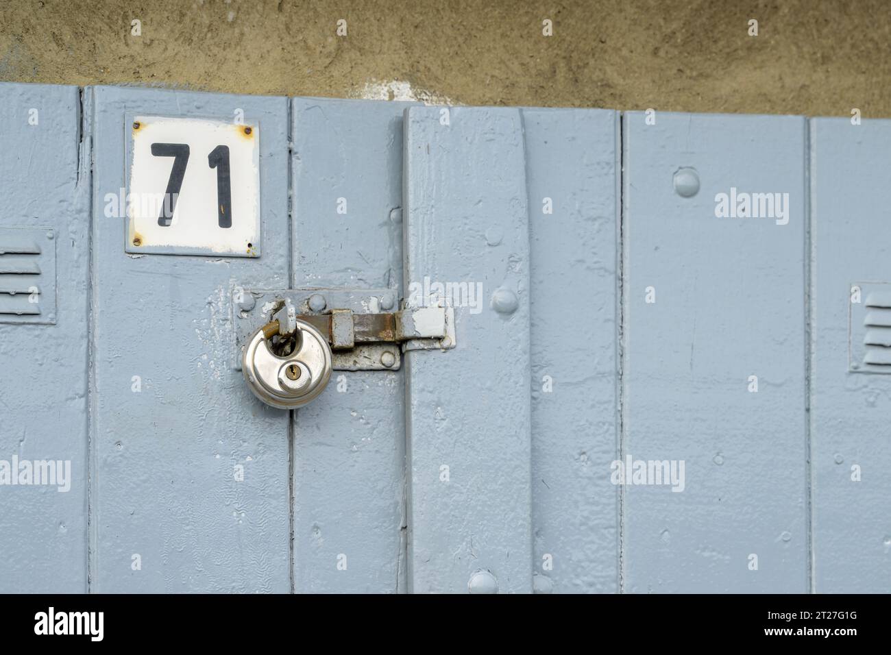 Un cadenas sur une porte en bois nouvellement peinte Banque D'Images