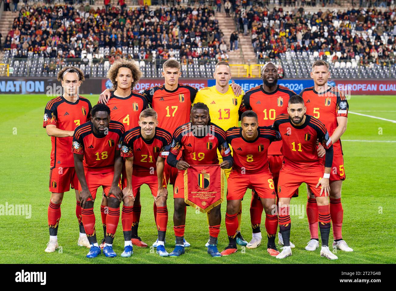 BRUXELLES, BELGIQUE - OCTOBRE 16 : photo d'équipe de Belgique avec Matz sels de Belgique, Arthur Theate de Belgique, Wout Faes de Belgique, Jan Vertonghen de Belgique, Youri Tielemans de Belgique, Romelu Lukaku de Belgique, Yannick Carrasco de Belgique, Charles de Ketelaere de Belgique, Orel Mangala de Belgique, Johan Bakayoko, de Belgique, et Timothy Castagne, de Belgique, avant le match des qualifications européennes du Groupe F - UEFA EURO 2024 entre la Belgique et la Suède au Stade Roi Baudouin, le 16 octobre 2023 à Bruxelles, Belgique. (Photo de Joris Verwijst/BSR Agency) Banque D'Images