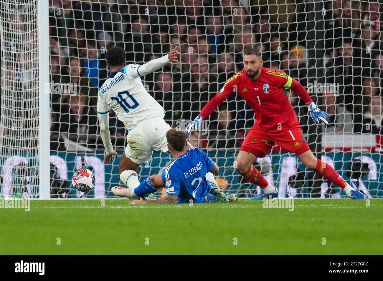 Londres, Royaume-Uni. 17 octobre 2023. Giovanni Di Lorenzo (Napoli) d'Italie fait tomber Jude Bellingham (Real Madrid) d'Angleterre dans la case de penalty lors du match international entre l'Angleterre et l'Italie au stade de Wembley, Londres, Angleterre, le 17 octobre 2023. Photo de David Horn. Crédit : Prime Media Images/Alamy Live News Banque D'Images