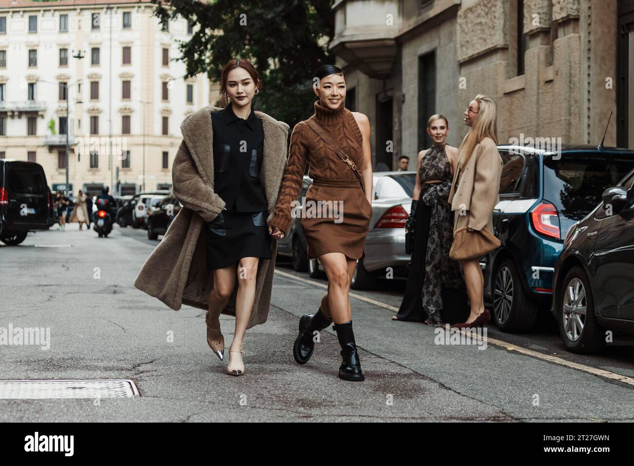 Yuwei Zhangzou (à droite) et Christinna Kuan (à gauche) devant le salon MAX MARA pendant la Fashion week de Milan Banque D'Images