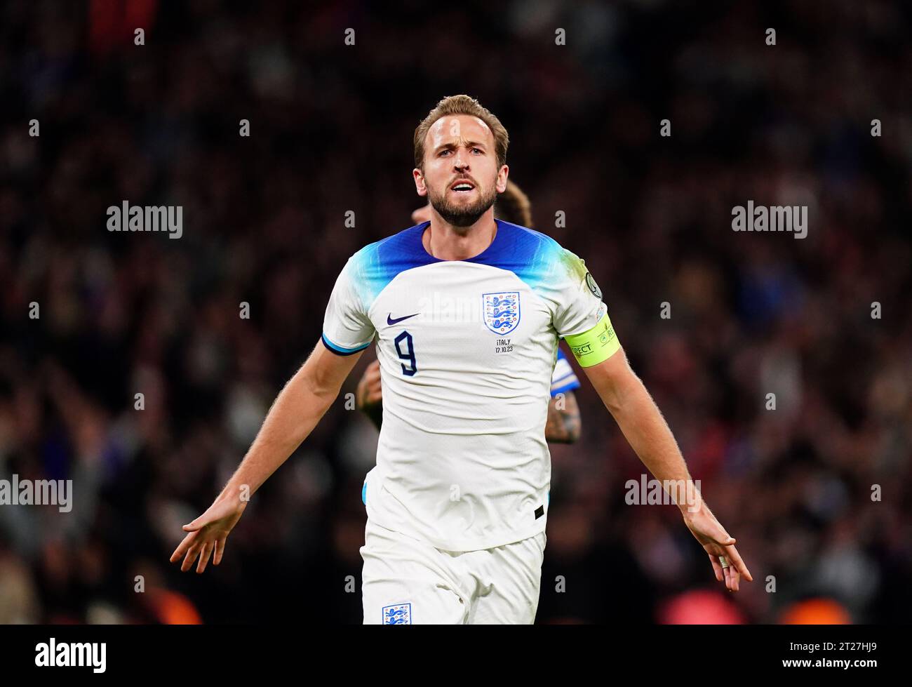 L'Anglais Harry Kane célèbre avoir marqué le troisième but de son