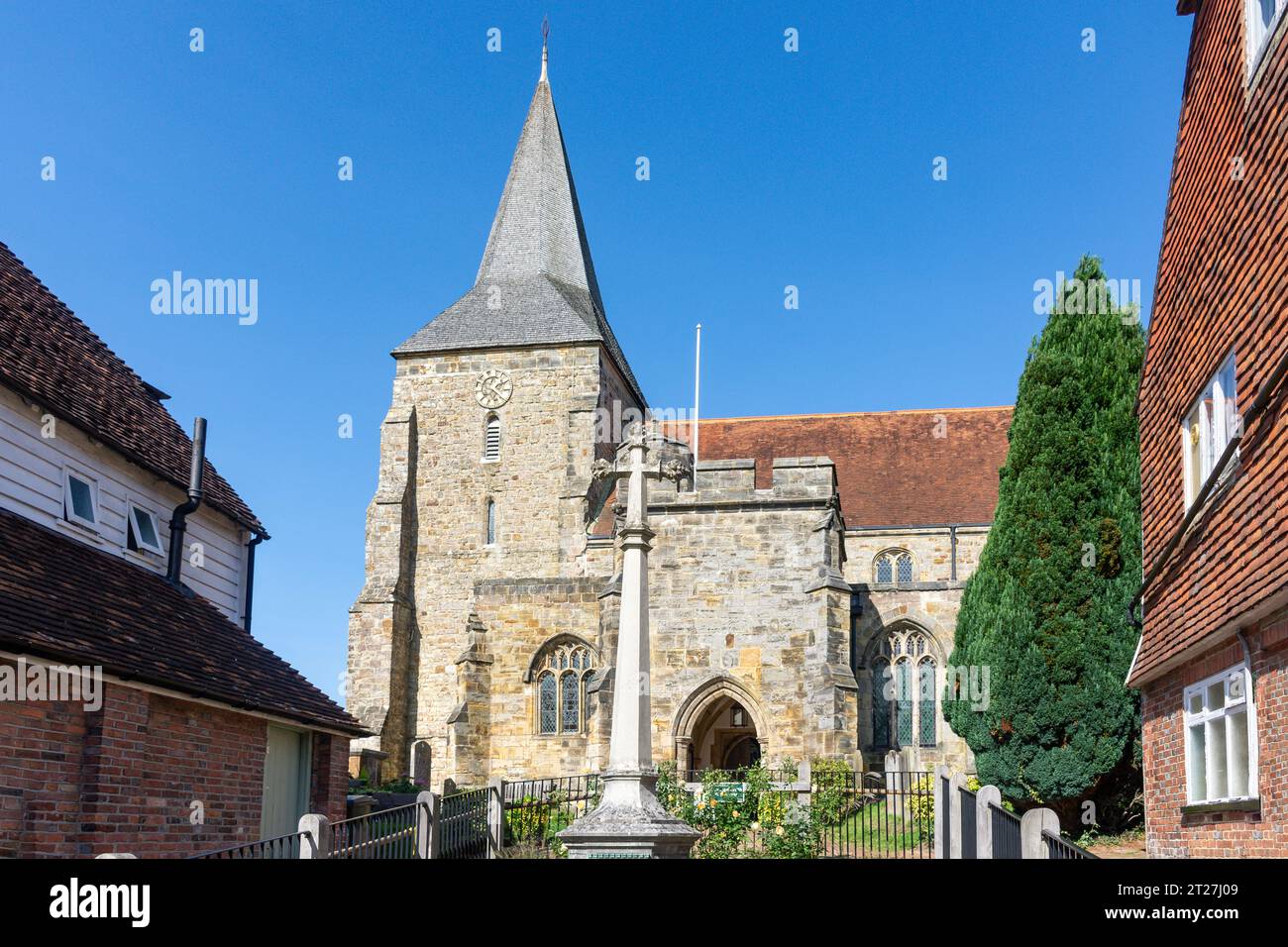 St Dunstan's Church and War Memorial, High Street, Mayfield, East Sussex, Angleterre, Royaume-Uni Banque D'Images