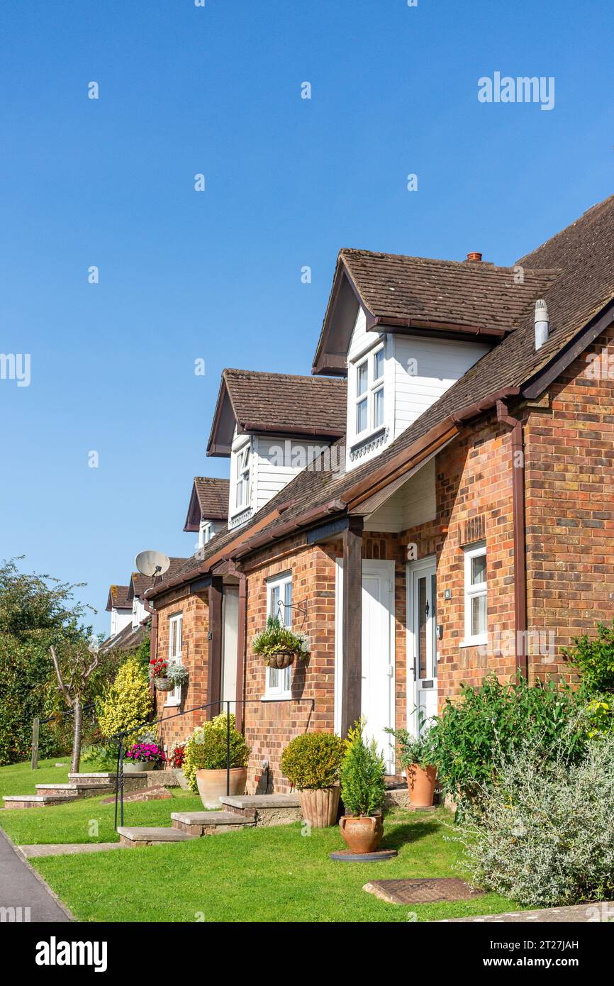 Maisons jumelées et jardins, Streatfield Road, Heathfield, East Sussex, Angleterre, Royaume-Uni Banque D'Images