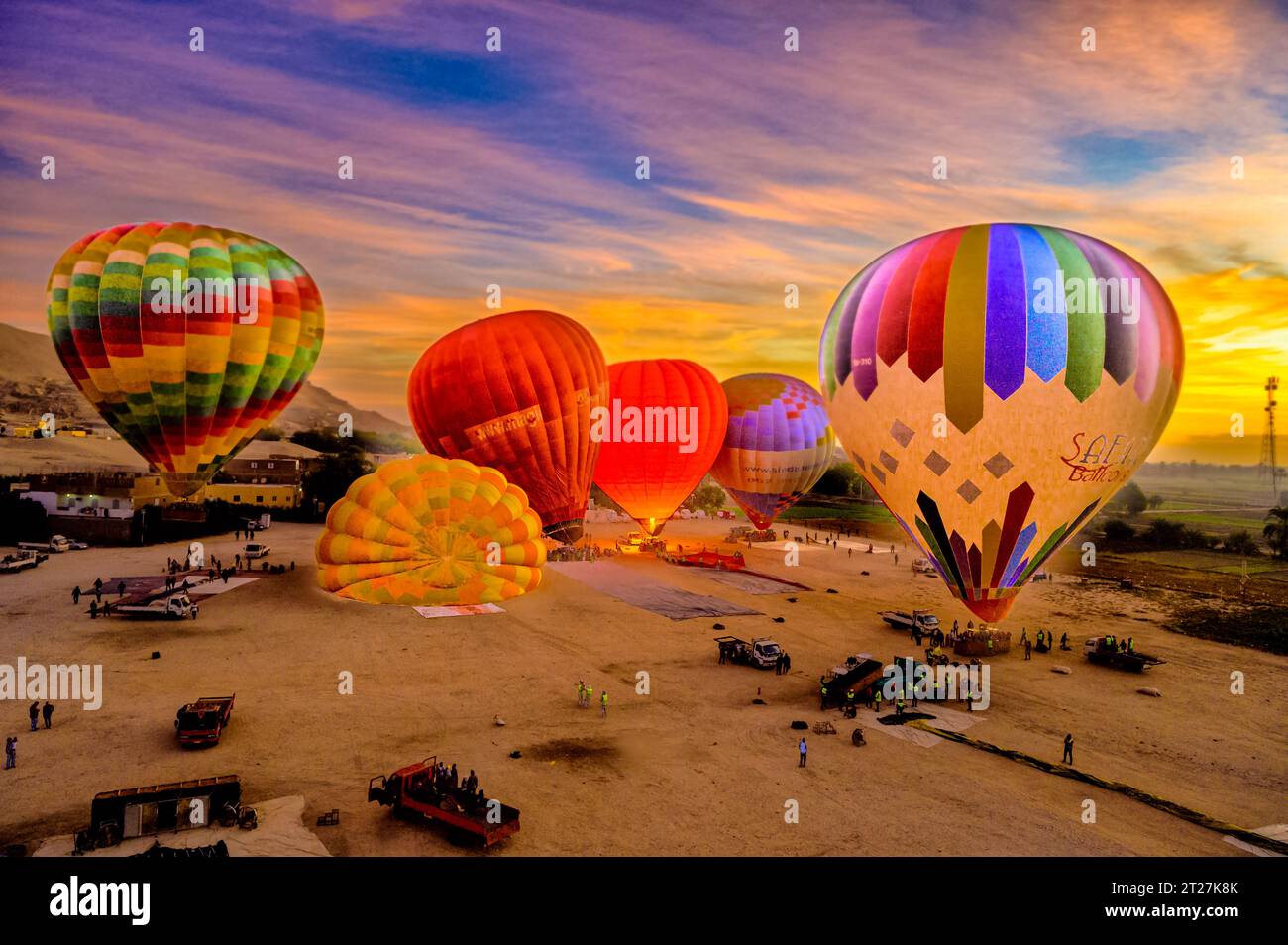 Ballons à air chaud décollant dans le ciel tôt le matin, depuis le site de décollage des montgolfières à Louxor Banque D'Images