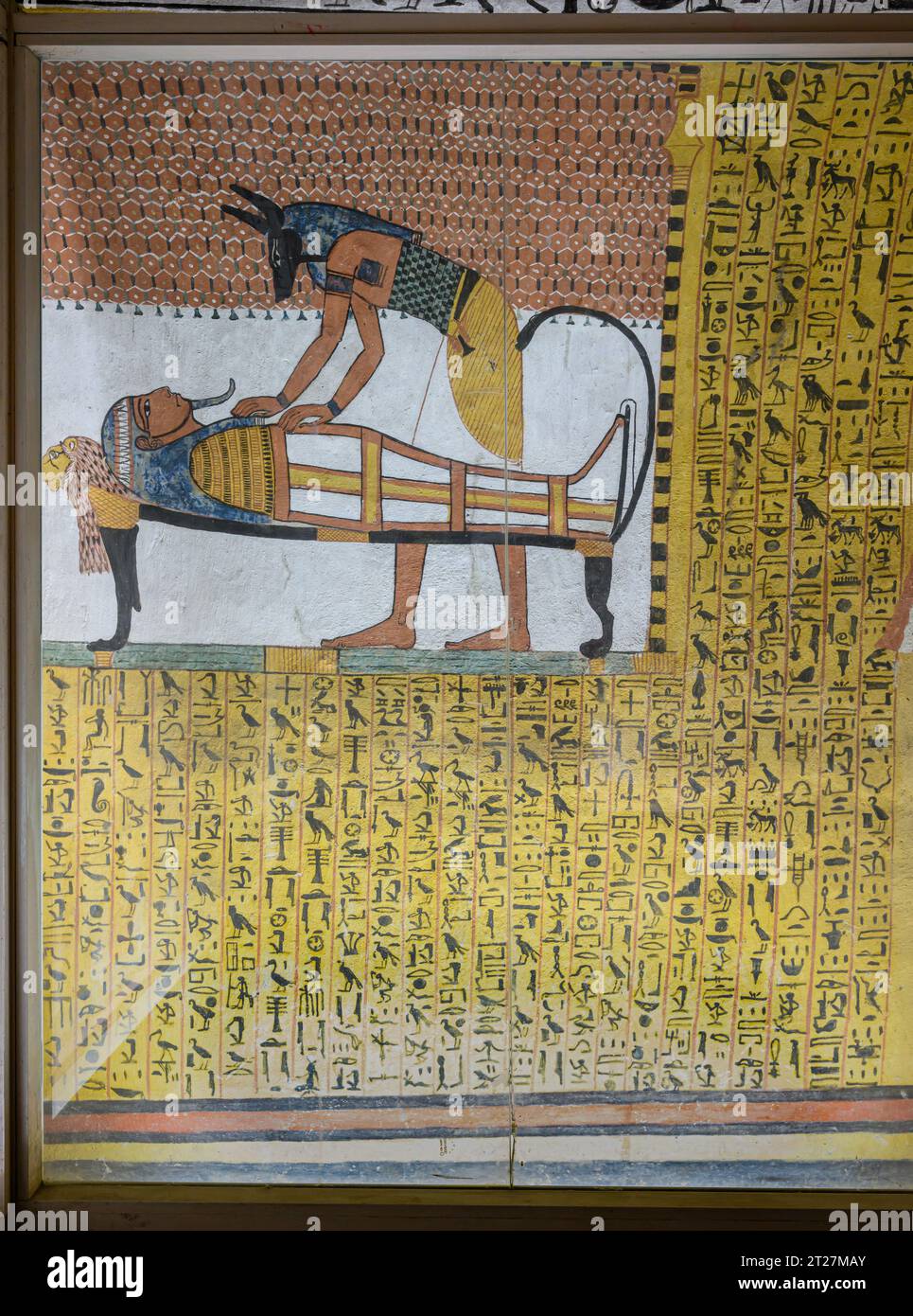 Sennedjem momifié sur un lit, tête face à l'ouest dans TT 1. Un prêtre vêtu d'un masque avec la tête d'un chacal joue le rôle du dieu Anubis Banque D'Images