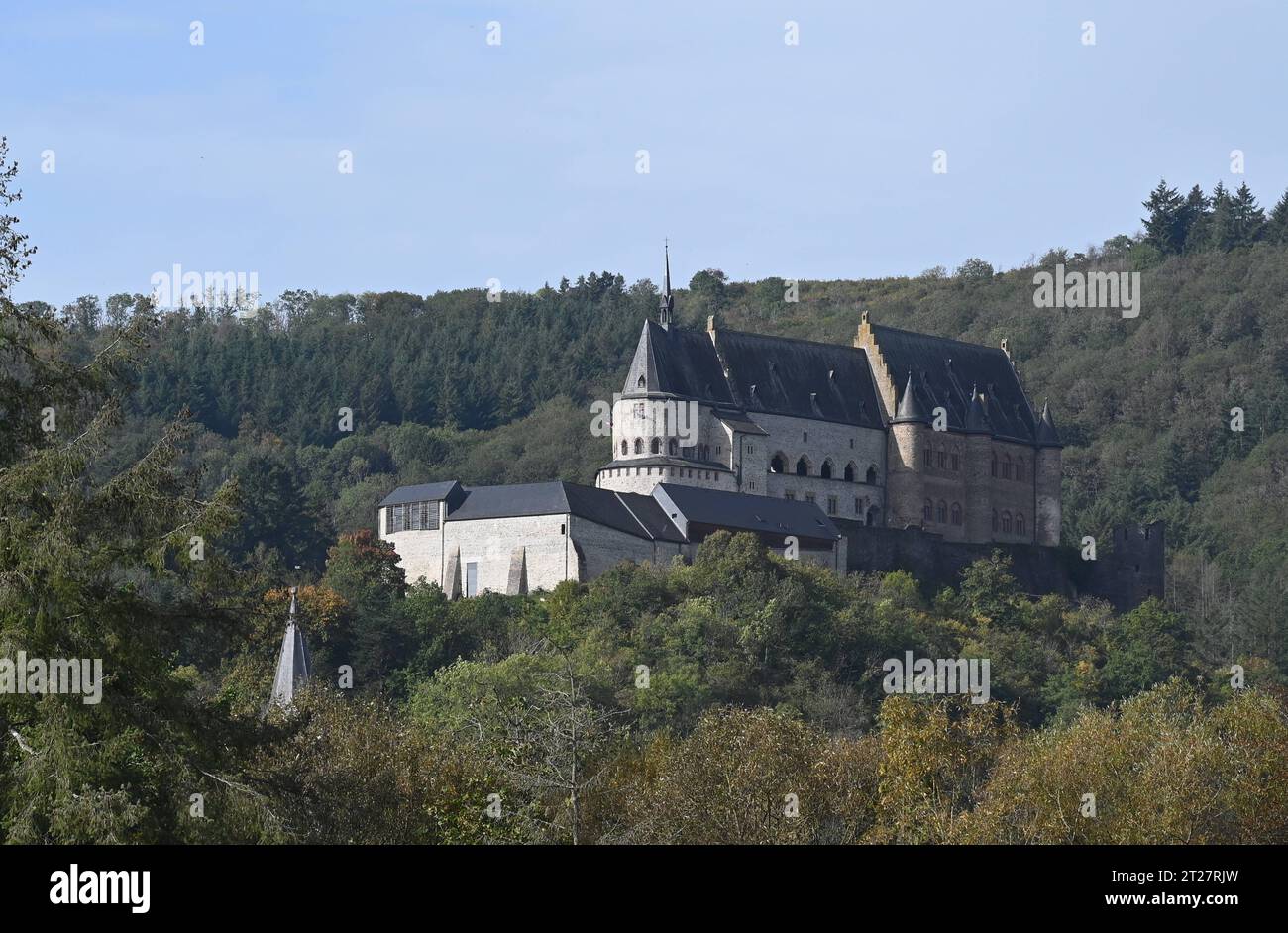 Burg Vianden, oder Schloss Vianden, eine mittelalterliche Befestigungsanlage in Vianden im gleichnamigen Kanton Vianden in Luxemburg. SIE ist eine der größten erhaltenen Burgen westlich des Rheins *** Château de Vianden, ou Château de Vianden, fortification médiévale à Vianden dans le canton de Vianden au Luxembourg du même nom c'est l'un des plus grands châteaux survivants à l'ouest du Rhin crédit : Imago/Alamy Live News Banque D'Images