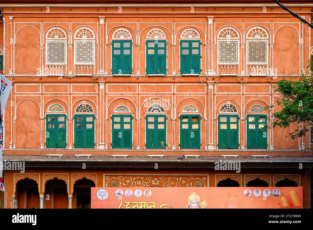 Johari Bazar Rd, la plus célèbre des nombreuses rues à colonnades de Jaipur Banque D'Images