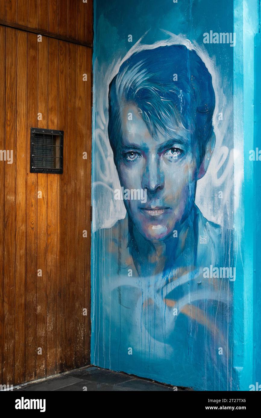 Peinture de David Bowie à côté de la porte devant le bar Revolver à Liverpool Banque D'Images