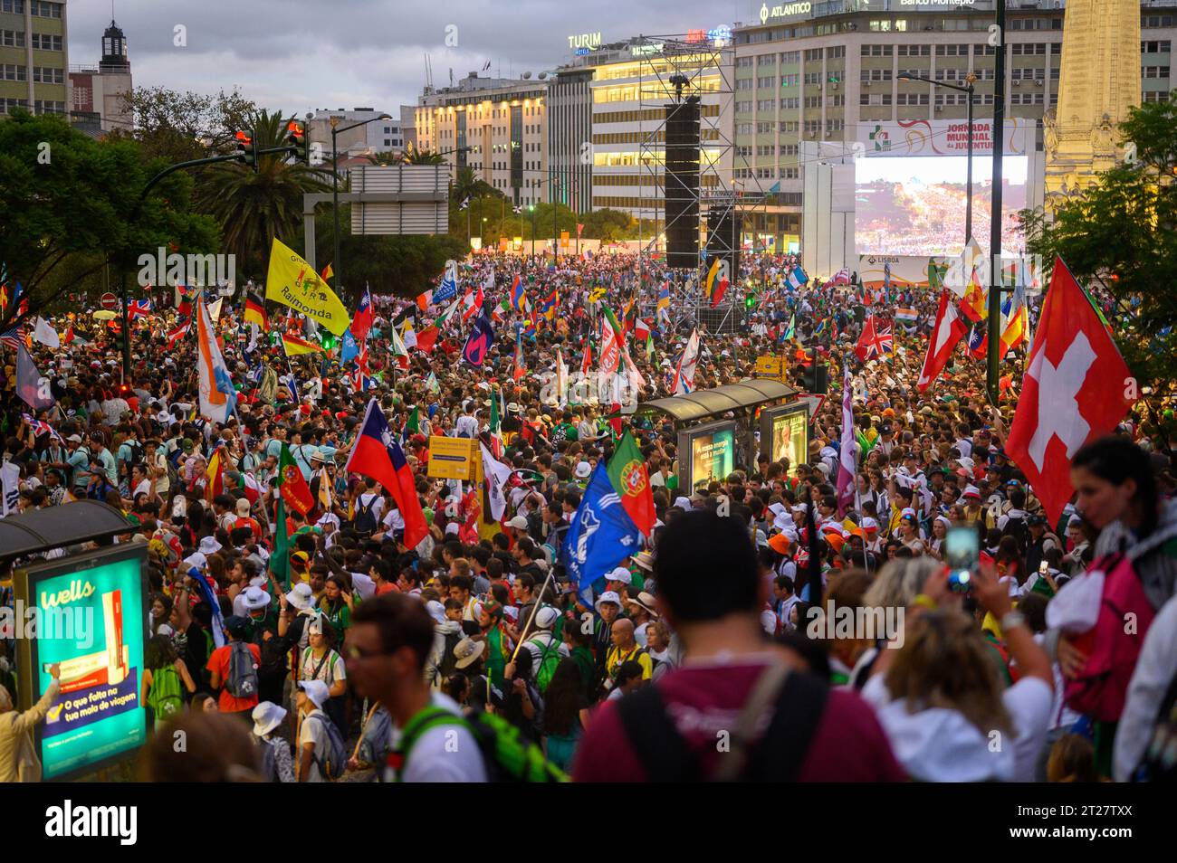 Des foules de jeunes pèlerins du monde entier quittant le Parque Eduardo VII après la cérémonie d’ouverture des Journées mondiales de la Jeunesse 2023 à Lisbonne, Portugal. Banque D'Images