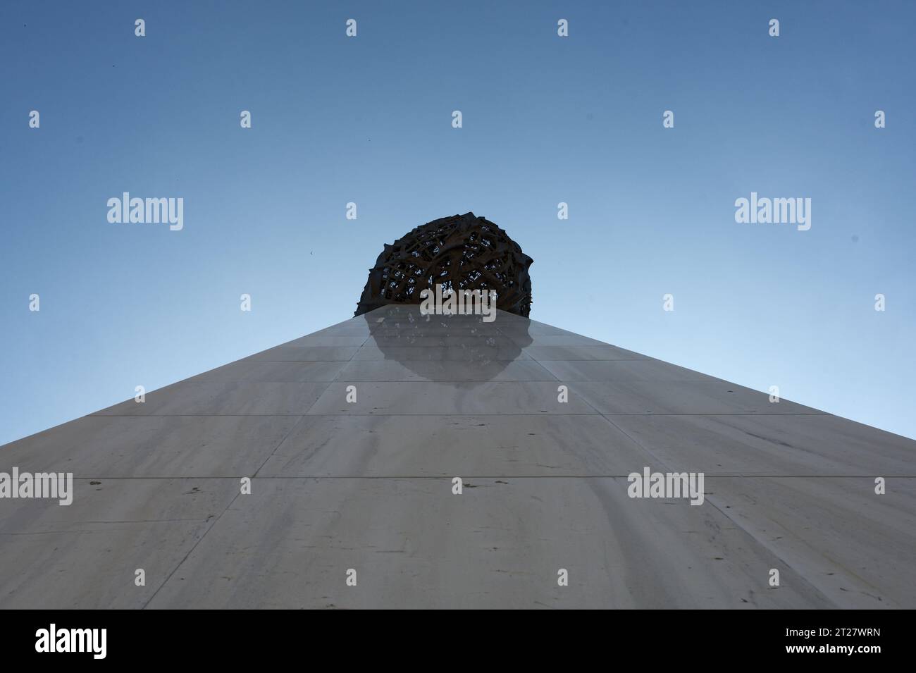 Vue depuis la base du pilier de marbre du mémorial de la renaissance, où la couronne ornée au sommet reflète gracieusement sa magnificence. Banque D'Images